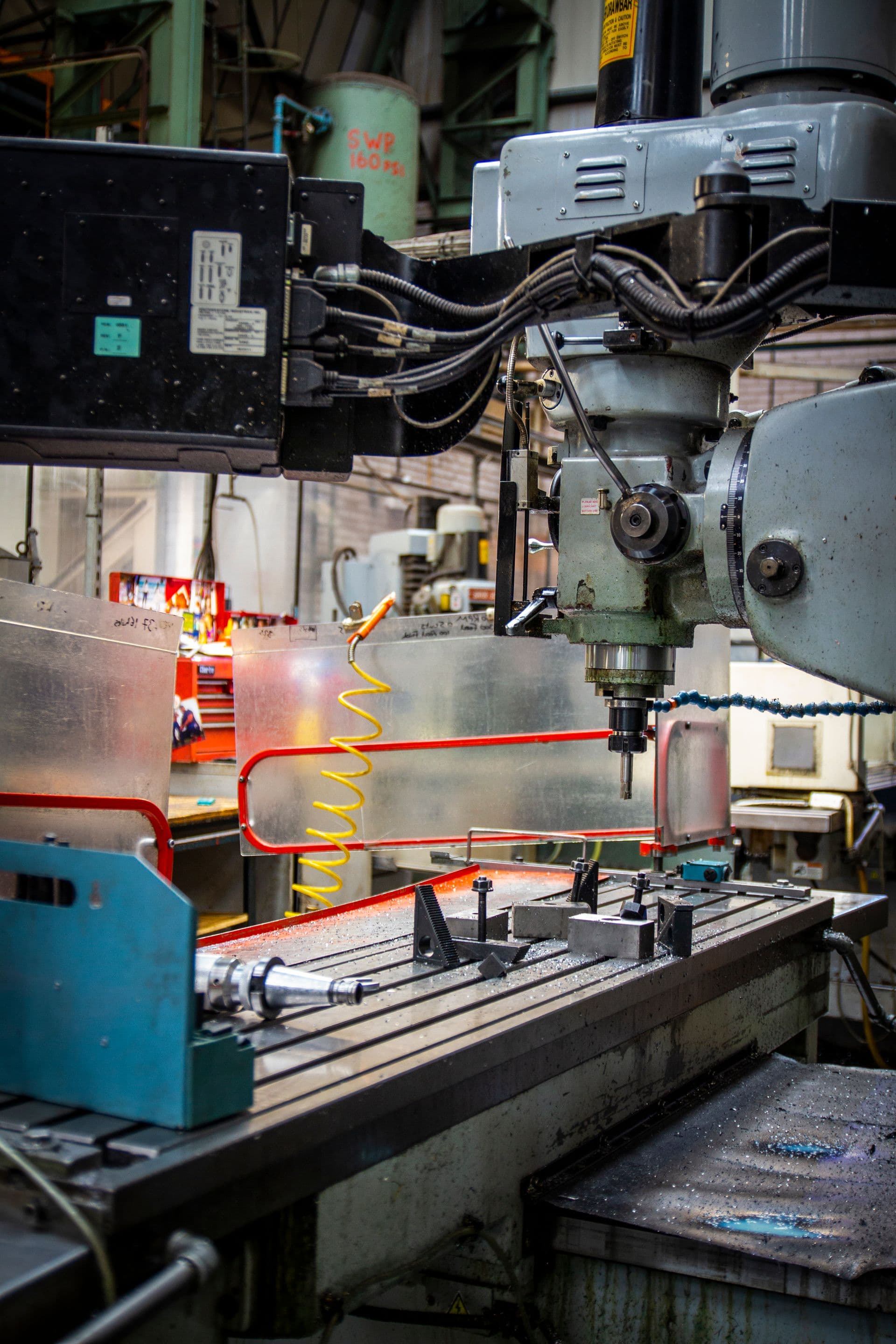 Fabricação de componente metálico em oficina