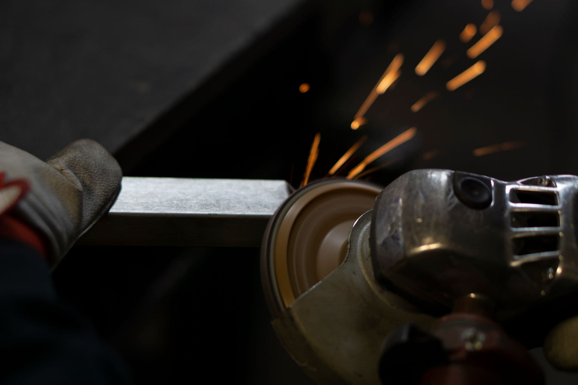 Preparação de superfície metálica em atividade industrial