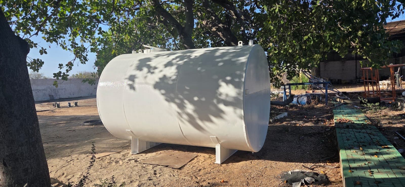 Tanque metálico horizontal com superfície clara após tratamento e acabamento