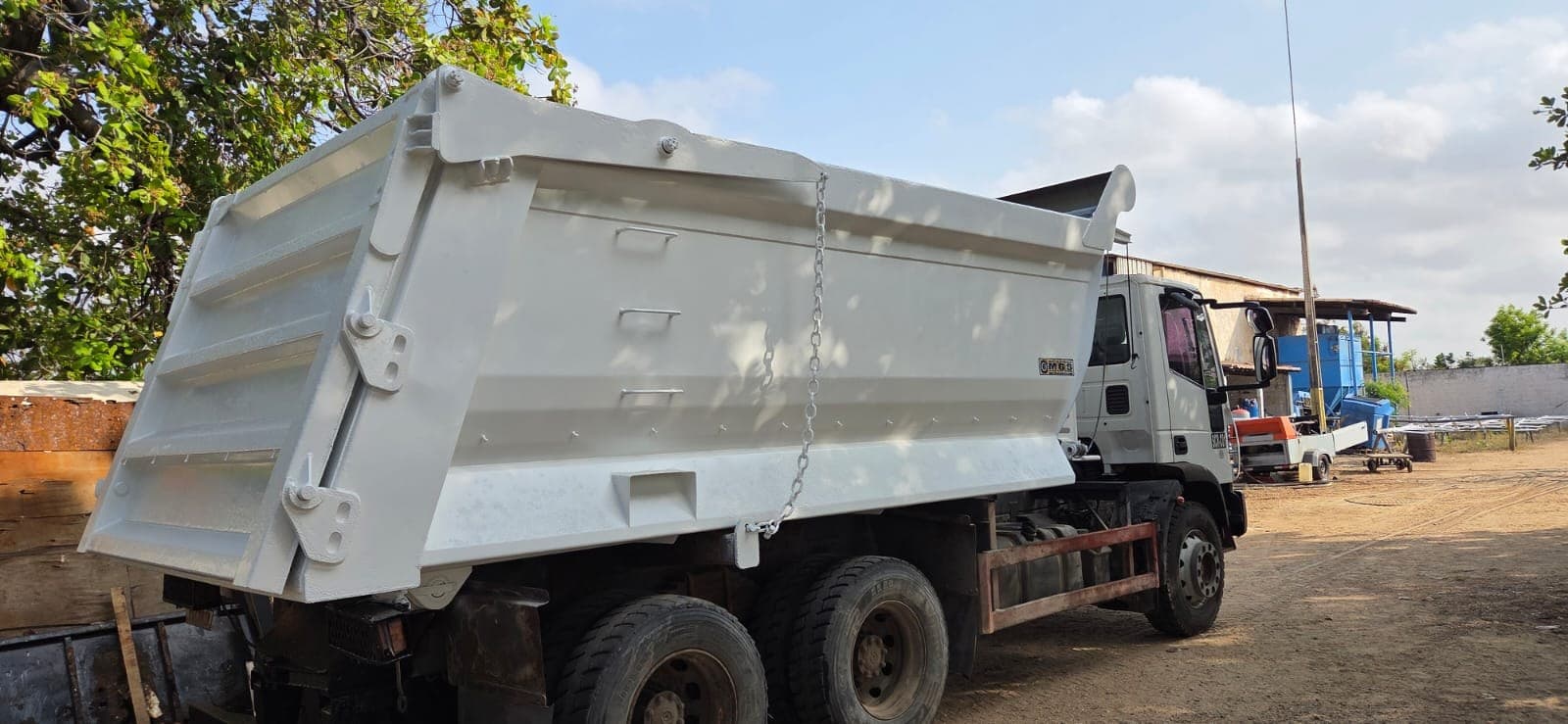 Equipamento industrial montado sobre caminhão